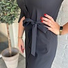 Mi Piace JURK TRAVELSTOF 202092 BLACK Mi Piace JURK TRAVELSTOF 202092 BLACK