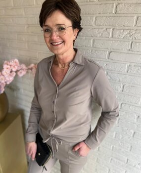 Mi Piace BLOUSE TRAVELSTOF 202509 TAUPE Mi Piace BLOUSE TRAVELSTOF 202509 TAUPE