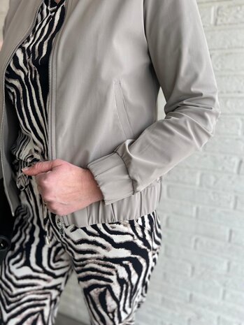 Mi Piace BOMBERJACK TRAVELSTOF 202463 TAUPE