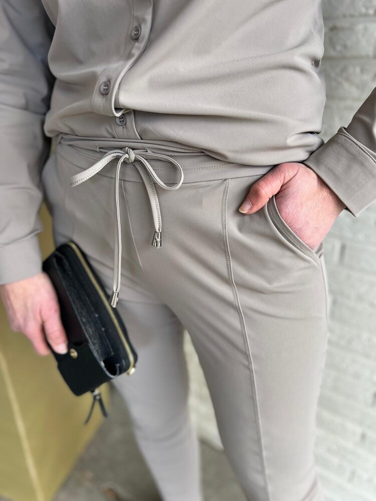 Mi Piace BROEK TRAVELSTOF 202016 TAUPE Mi Piace BROEK TRAVELSTOF 202016 TAUPE