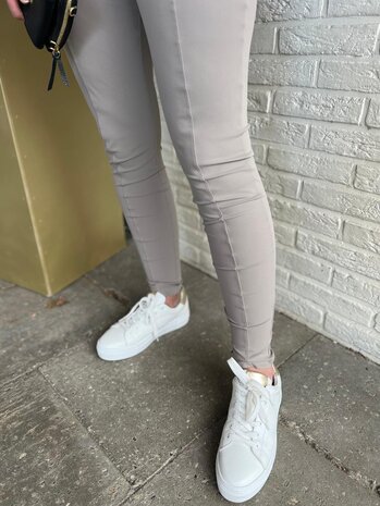 Mi Piace BROEK TRAVELSTOF 202134 TAUPE Mi Piace BROEK TRAVELSTOF 202134 TAUPE