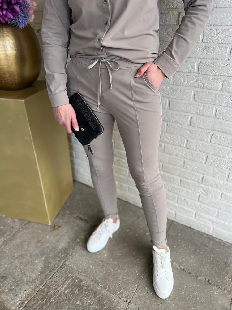 Mi Piace BROEK TRAVELSTOF 202134 TAUPE Mi Piace BROEK TRAVELSTOF 202134 TAUPE