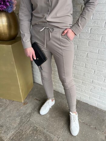 Mi Piace BROEK TRAVELSTOF 202134 TAUPE Mi Piace BROEK TRAVELSTOF 202134 TAUPE