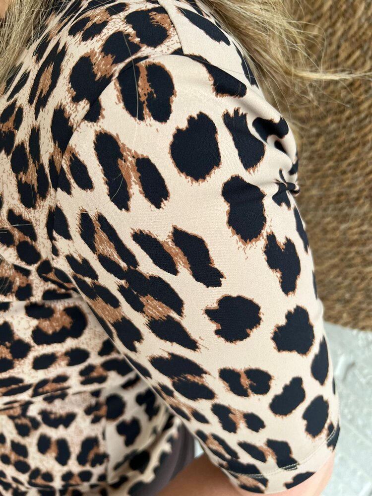 Mi Piace T-SHIRT V-NECK TRAVELSTOF 202271 LEOPARD PRINT Mi Piace T-SHIRT V-NECK TRAVELSTOF 202271 LEOPARD PRINT