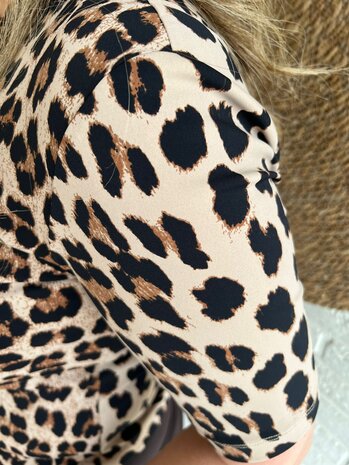 Mi Piace T-SHIRT V-NECK TRAVELSTOF 202271 LEOPARD PRINT Mi Piace T-SHIRT V-NECK TRAVELSTOF 202271 LEOPARD PRINT