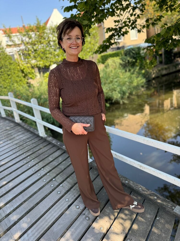 Ydence TOP ROBERTA BROWN