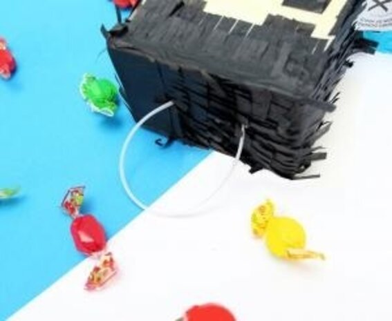 Godan Mr. Pixel Pinata 40x7.5x28cm | per stuk Godan Mr. Pixel Pinata 40x7.5x28cm | per stuk