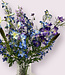 Bouquet de fleurs en soie "Dazzling Delphiniums" avec des delphiniums en soie bleus.