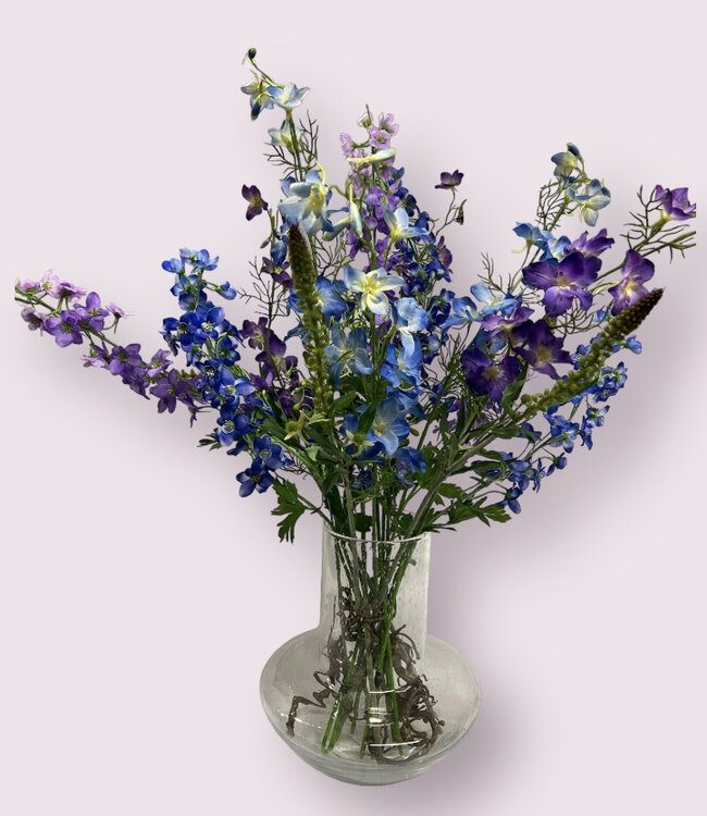 Bouquet de fleurs en soie "Dazzling Delphiniums" avec des delphiniums en soie bleus.