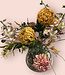 Bouquet de fleurs en soie "Colors are Key" avec des fleurs en soie roses et jaunes.