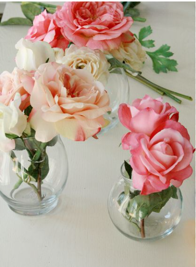 Silk roses, silk bunch roses and silk poppies. All colours and sizes.