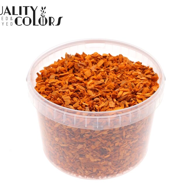Wood chips in a reusable bucket | Colour: Orange | Length 5 - 8 millimetres | Bucket content 3 litres | Per bucket
