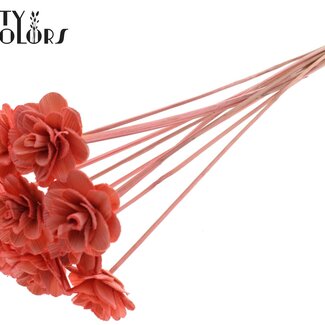 QC Shola Houten Roos op stok | Kleur: Koraalkleurig | Shola Beetal Rose Bijsteker | Diameter roos 6 centimeter | Lengte bijsteker ± 50 centimeter | 10 bijstekers per bos