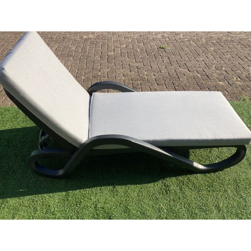 Nardi Ligbed Eden robuust kunststof met armleuningen