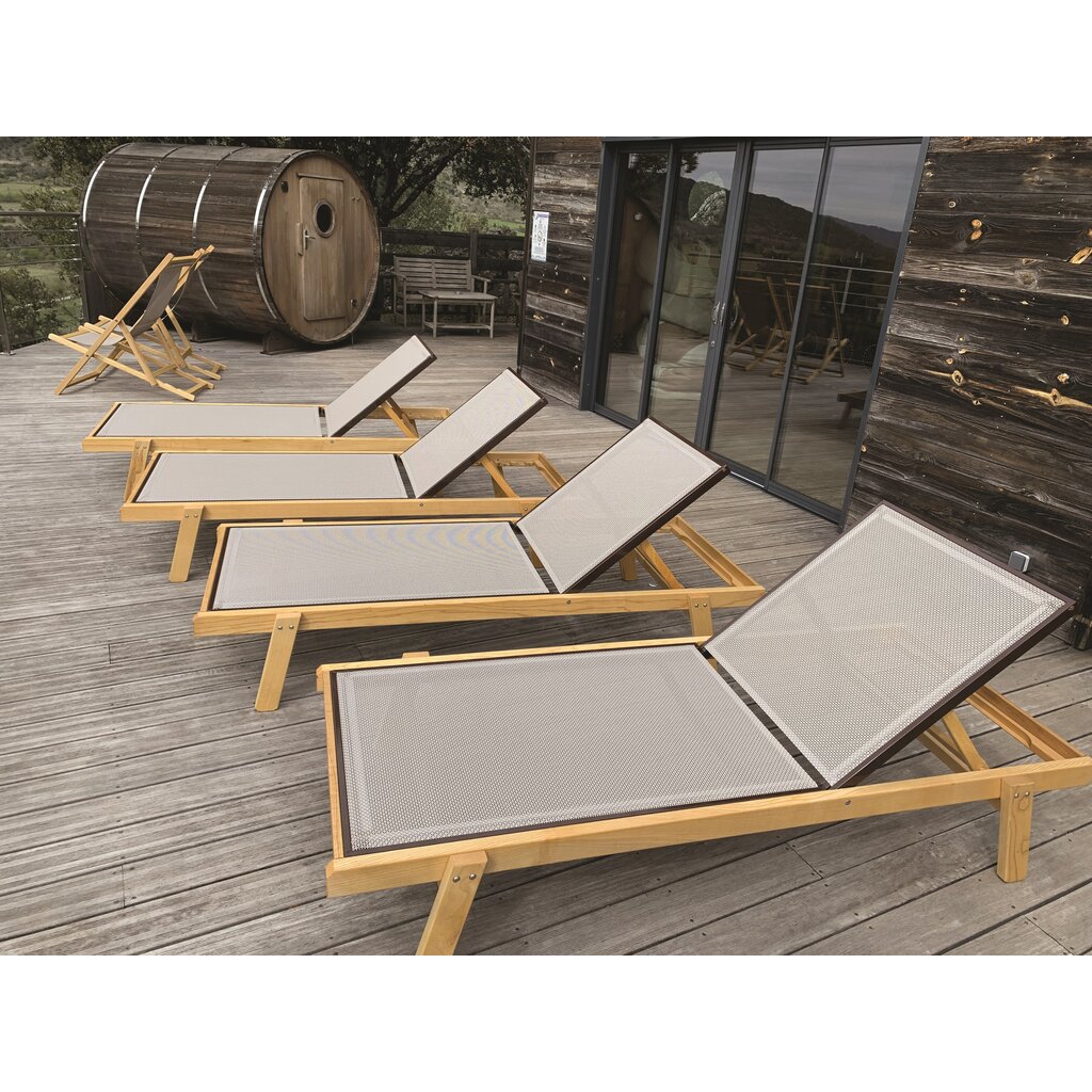 Ramberti Luxe textileen ligbed van essenhout met aluminium