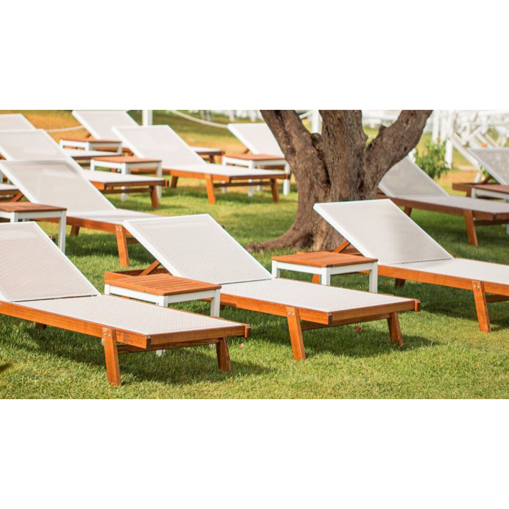 Ramberti Luxe textileen ligbed van essenhout met aluminium