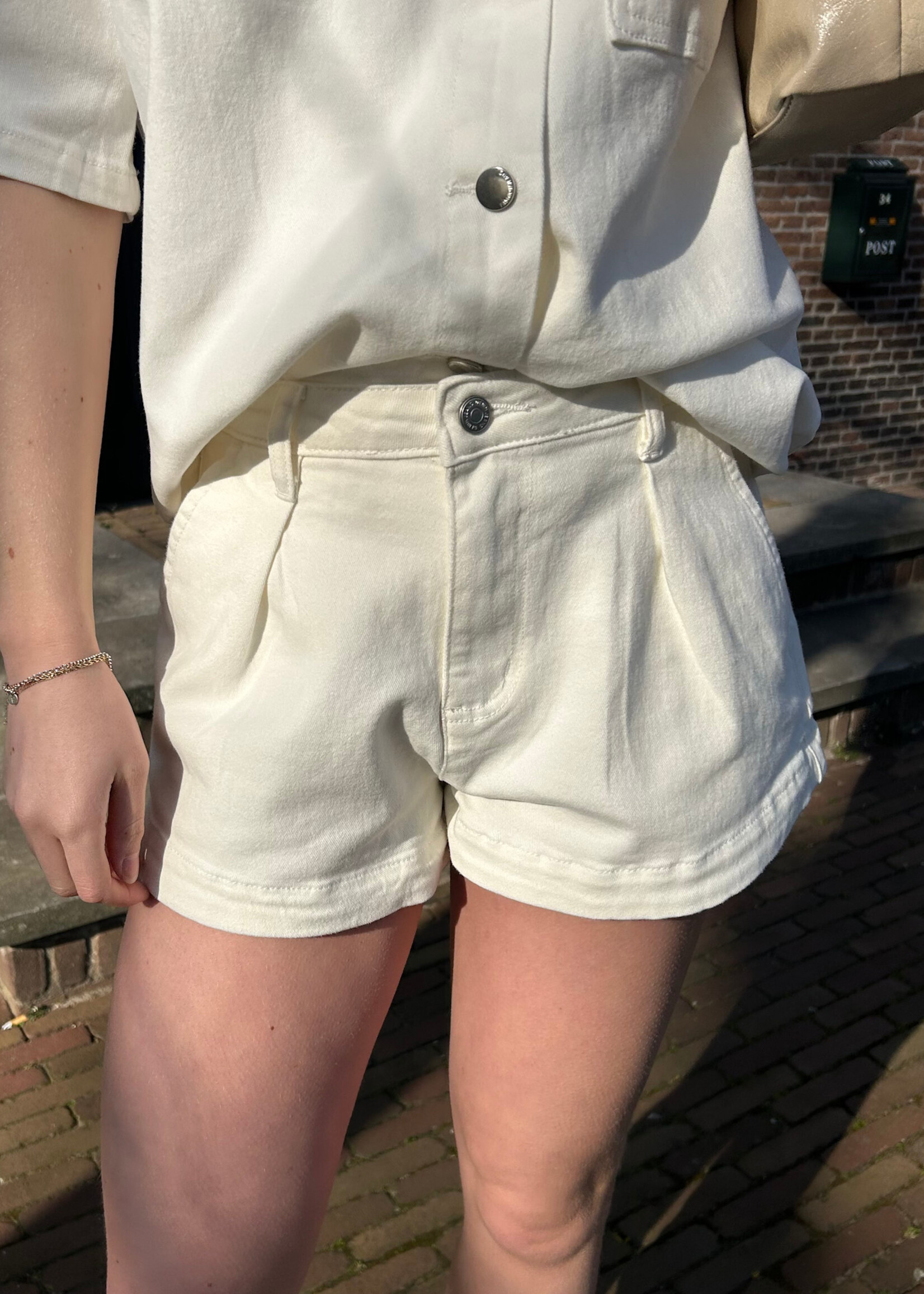 Flo Boutique Oversized Short Nana Off-White