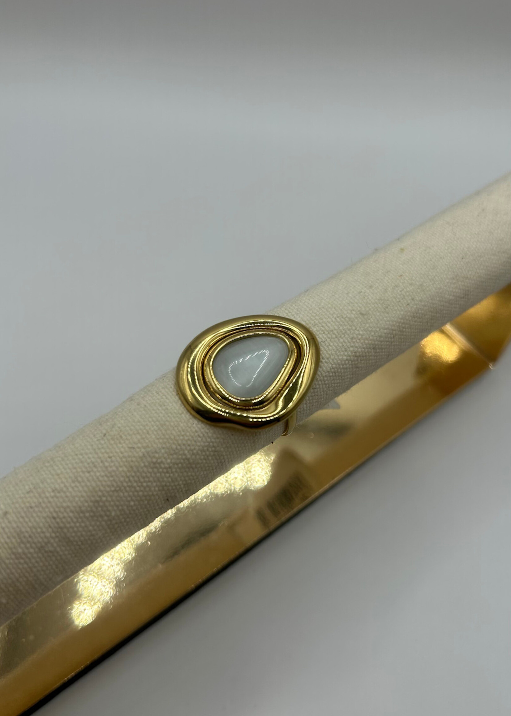 Flo Boutique Ring Pearly Oval White
