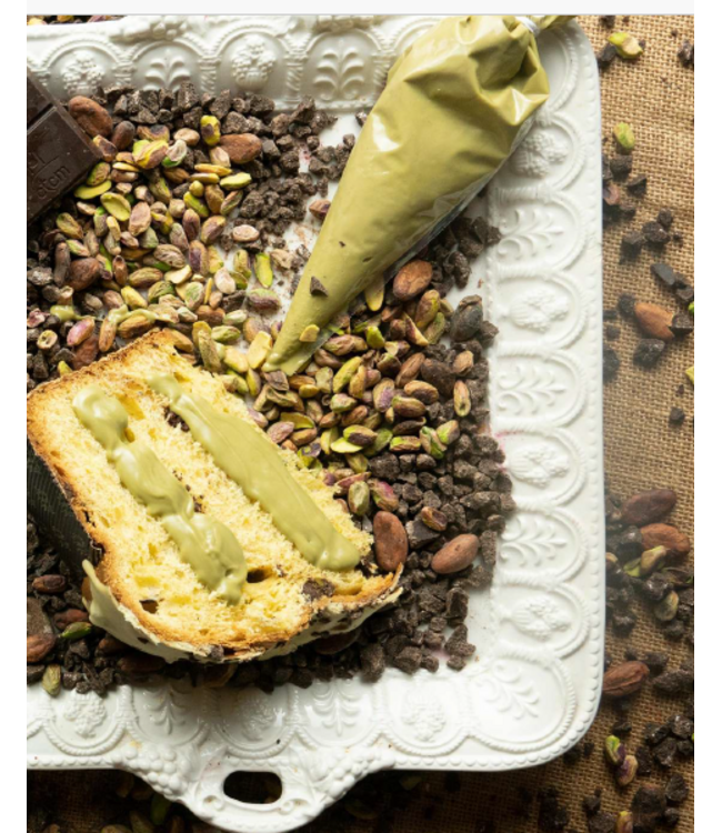 Peluso Panettone met twee soorten pistache creme 1000 gram in een mooie geschenkverpakking