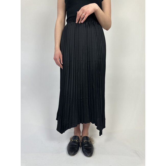 assymetrische plisse rok satin zwart