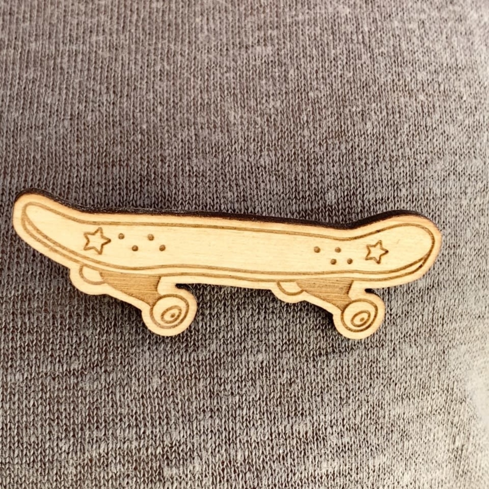 Les petites hirondelles Les petites hirondelles – broche – skate bois