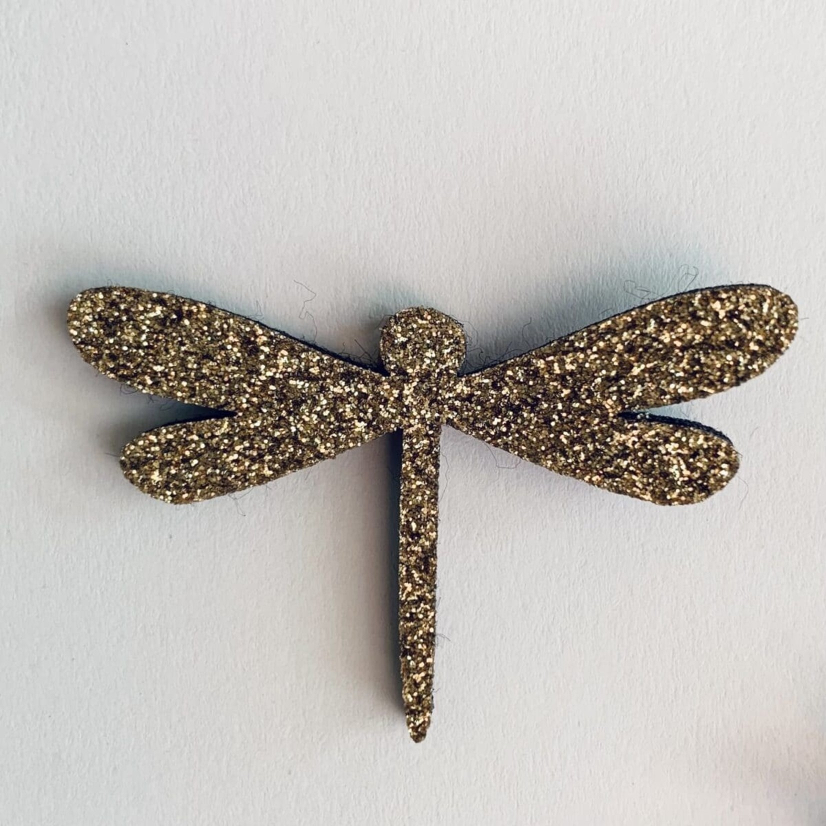 Les petites hirondelles Les petites hirondelles – pin's – libellule dorée