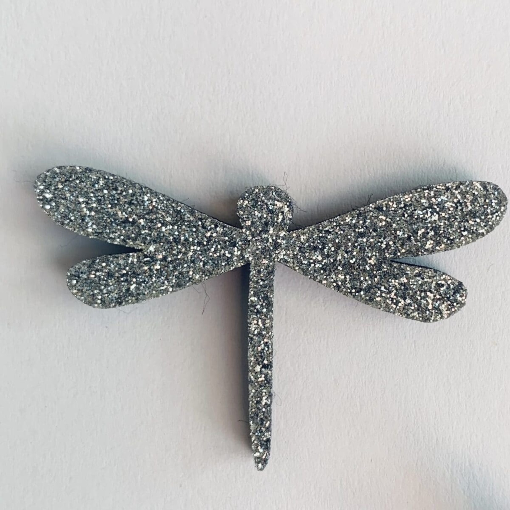 Les petites hirondelles Les petites hirondelles – pin's – libellule argenté