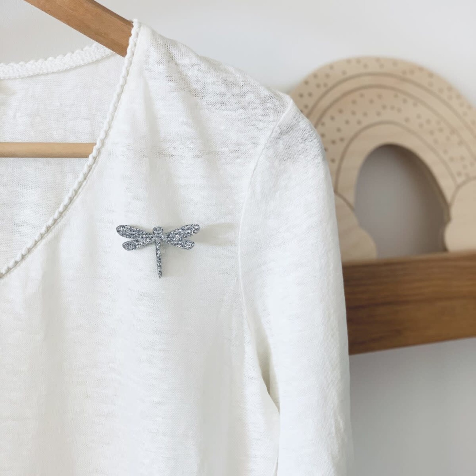 Les petites hirondelles Les petites hirondelles – pin's – libellule argenté