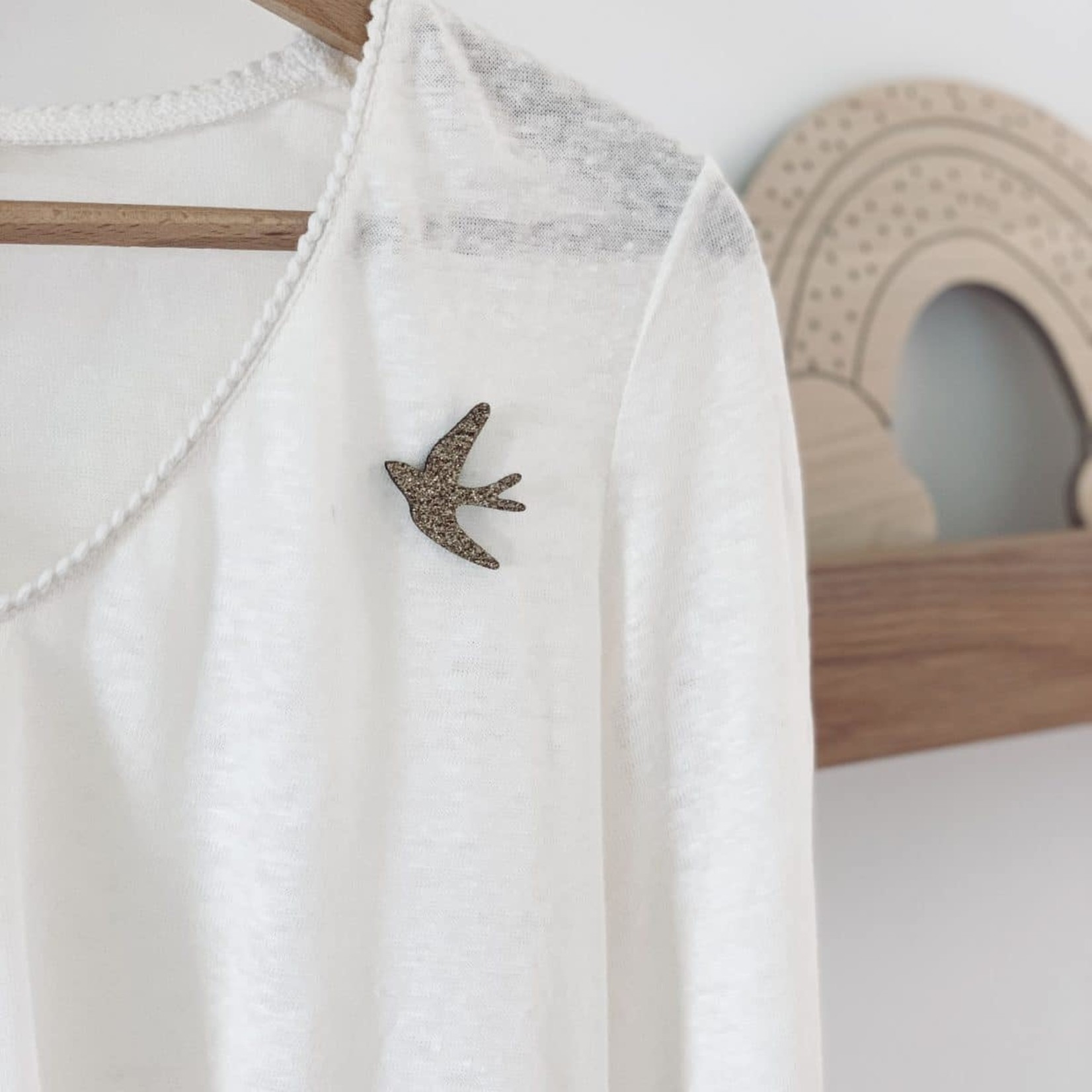 Les petites hirondelles Les petites hirondelles – pin's – hirondelle dorée