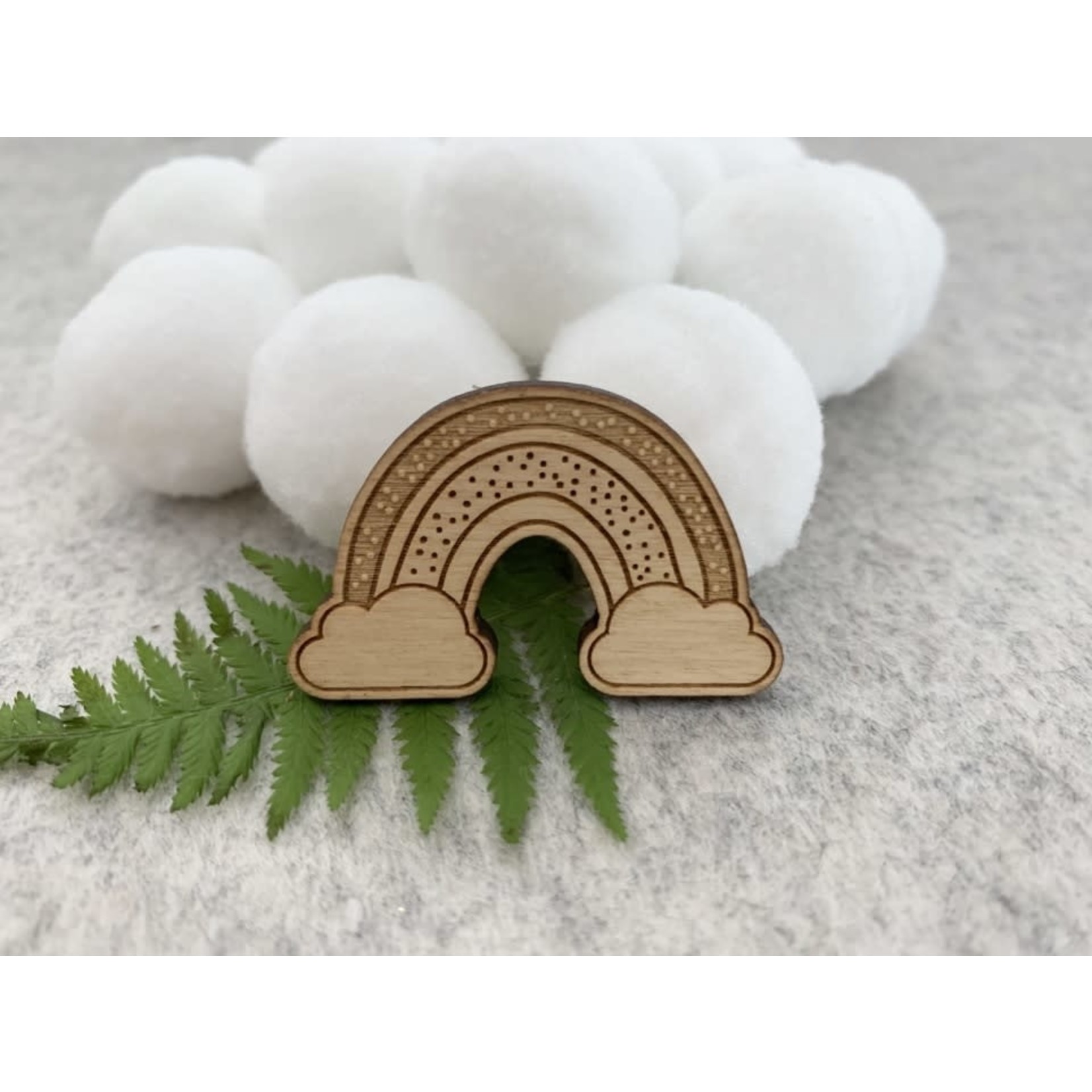 Les petites hirondelles Les petites hirondelles – pin's – arc-en-ciel bois