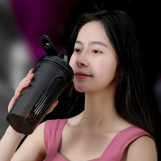 Igoods Igoods Shakebeker – Met RVS Mixerbal – BPA-vrij & Lekvrij – Shaker voor Proteïne Shakes, Smoothies & Sportvoeding – Fitness Shake Cup – 600ml – Wit