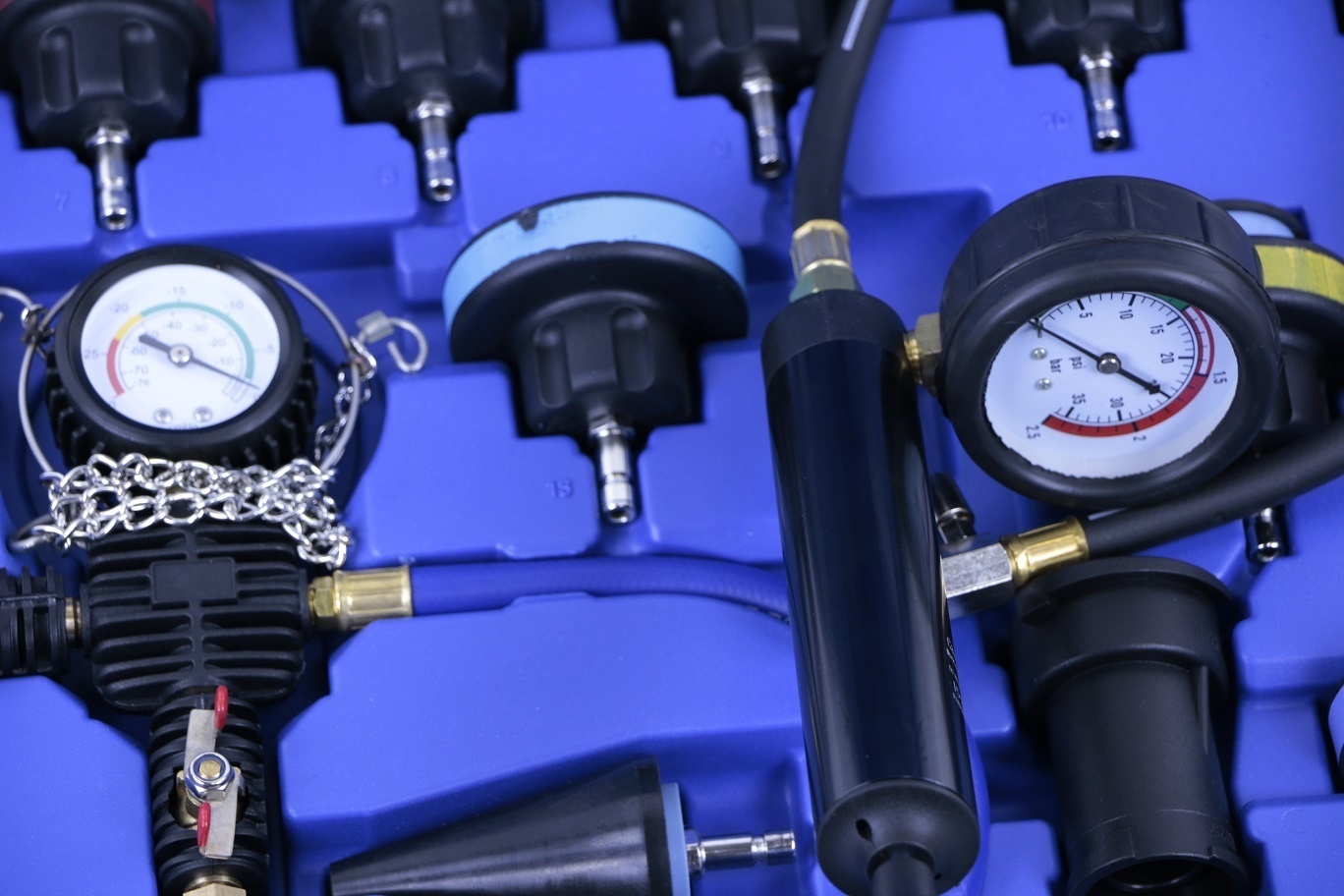TM 28-teiliges Diagnose- / Erpressungs- und Füllset für Kühlsysteme