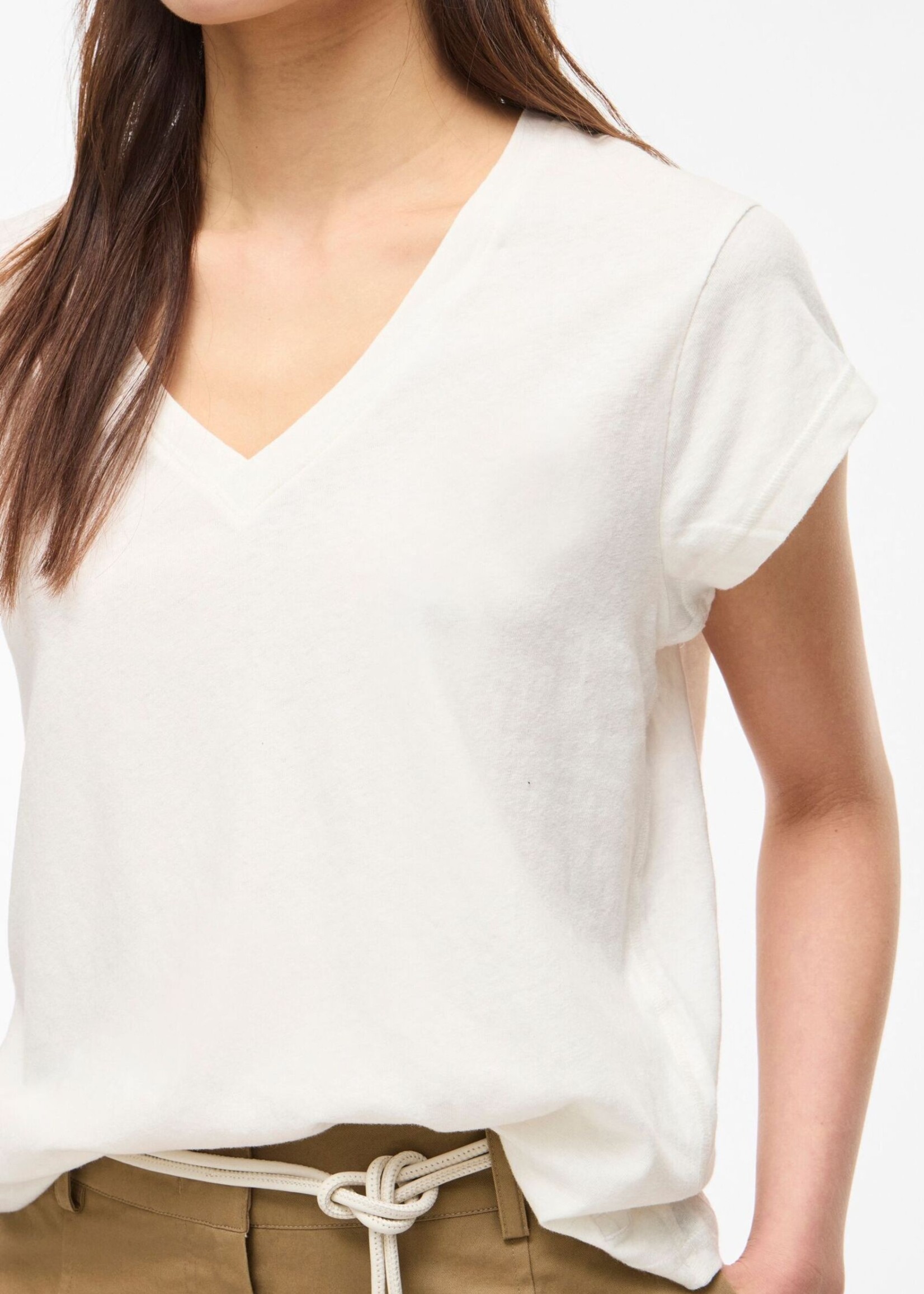 The Rouge Edit Rouhanna V-Neck Tee, Cloud Dancer