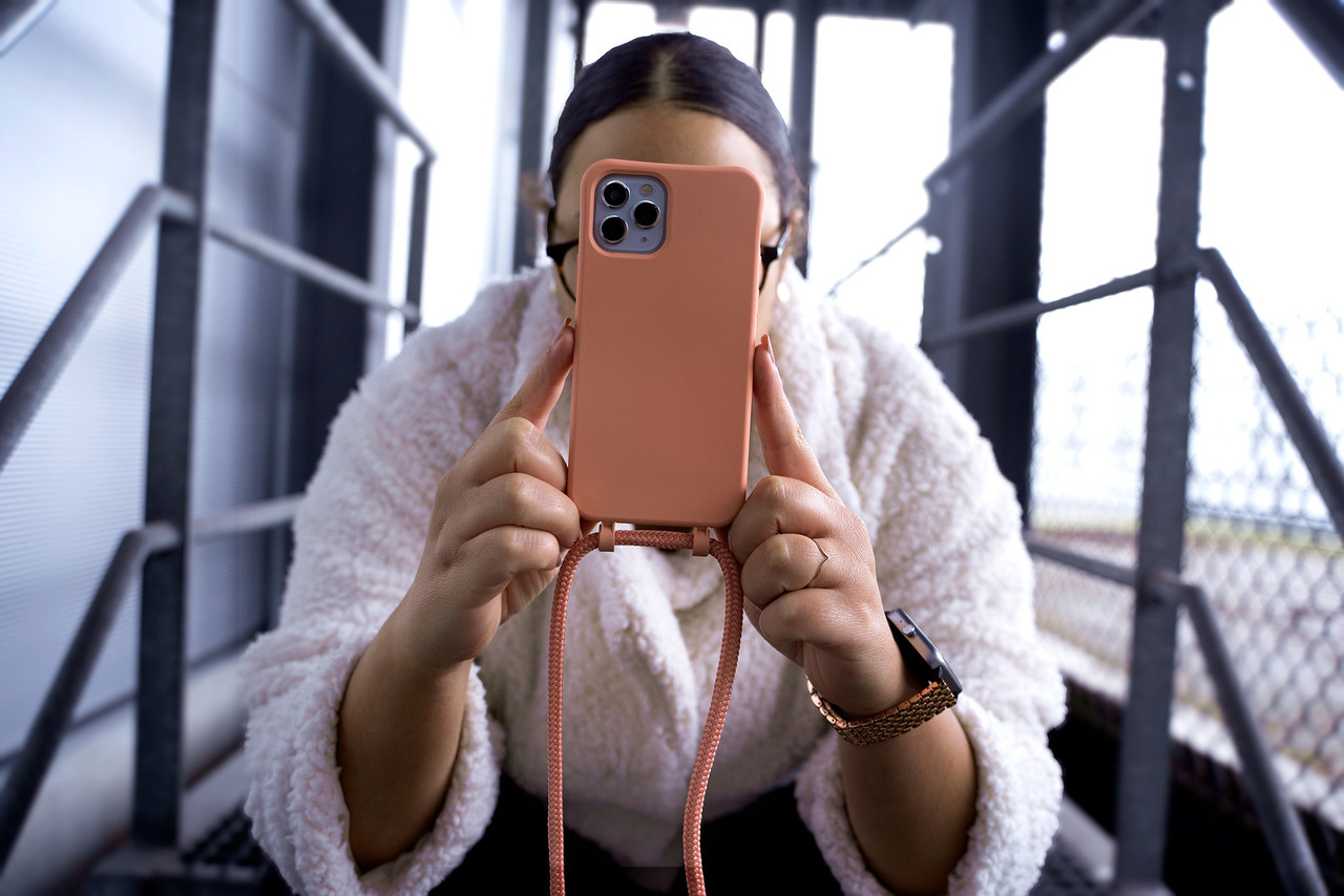 Coverzs Coverzs Coque silicone avec cordon iPhone 11 Pro (orange)