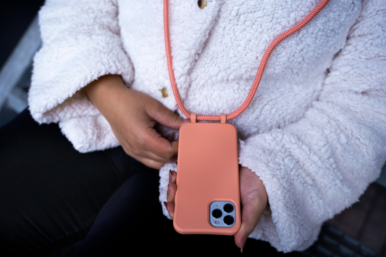 Coverzs Coverzs Coque silicone avec cordon iPhone 11 (orange)