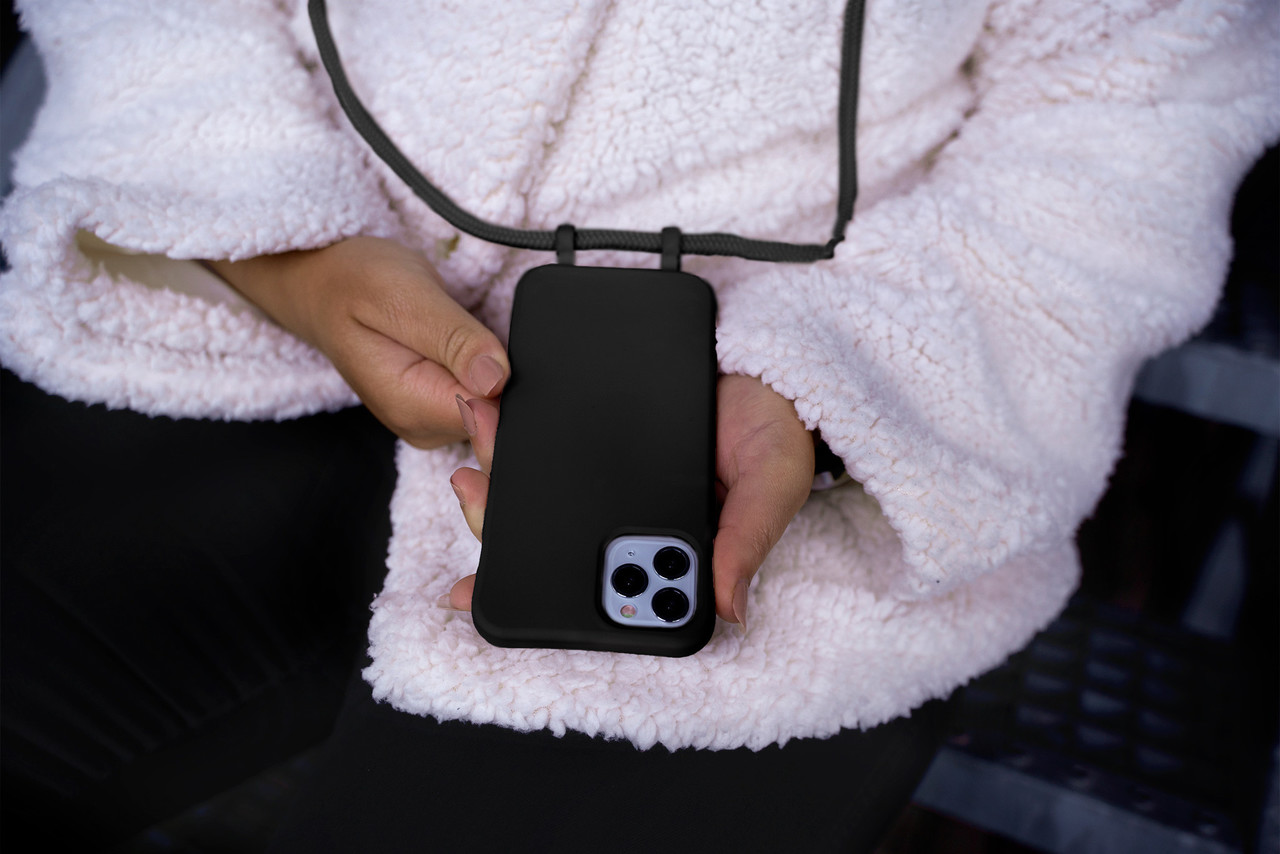 Coverzs Coverzs Coque silicone avec cordon iPhone 12 / 12 Pro (noir)