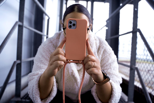 Coverzs Coverzs Coque silicone avec cordon iPhone 12 / 12 Pro (orange)