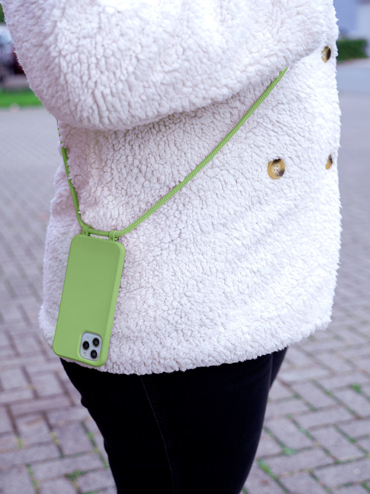 Coverzs Coverzs Coque silicone avec cordon iPhone 12 / 12 Pro (vert clair)