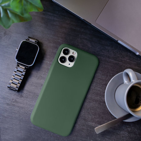 Coverzs Coverzs Coque silicone de luxe iPhone 12 (vert pin) Coverzs Coverzs Coque silicone de luxe iPhone 12 (vert pin)