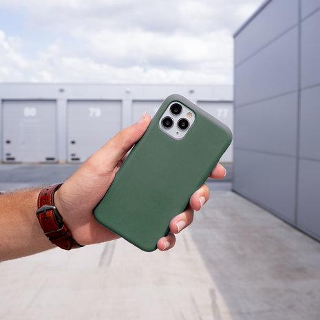 Coverzs Coverzs Coque silicone de luxe iPhone 12 Pro (vert pin)