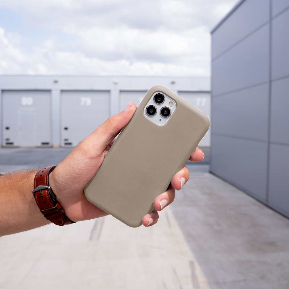 Coverzs Coverzs Coque silicone de luxe iPhone 12 (gris)