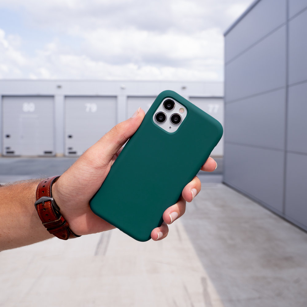 Coverzs Coverzs Coque silicone de luxe iPhone 12 (vert foncé) Coverzs Coverzs Coque silicone de luxe iPhone 12 (vert foncé)