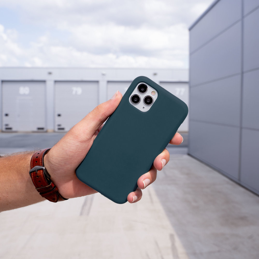 Coverzs Coverzs Coque silicone de luxe iPhone 12 (bleu foncé) Coverzs Coverzs Coque silicone de luxe iPhone 12 (bleu foncé)