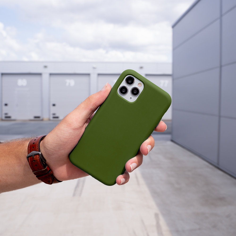 Coverzs Coverzs Coque silicone de luxe iPhone 12 Pro Max (vert armée) Coverzs Coverzs Coque silicone de luxe iPhone 12 Pro Max (vert armée)
