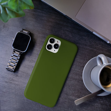 Coverzs Coverzs Coque silicone de luxe iPhone 12 Pro Max (vert armée) Coverzs Coverzs Coque silicone de luxe iPhone 12 Pro Max (vert armée)