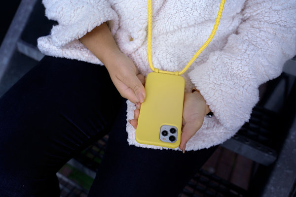 Coverzs Coverzs Coque silicone avec cordon iPhone 12 / 12 Pro (jaune) Coverzs Coverzs Coque silicone avec cordon iPhone 12 / 12 Pro (jaune)