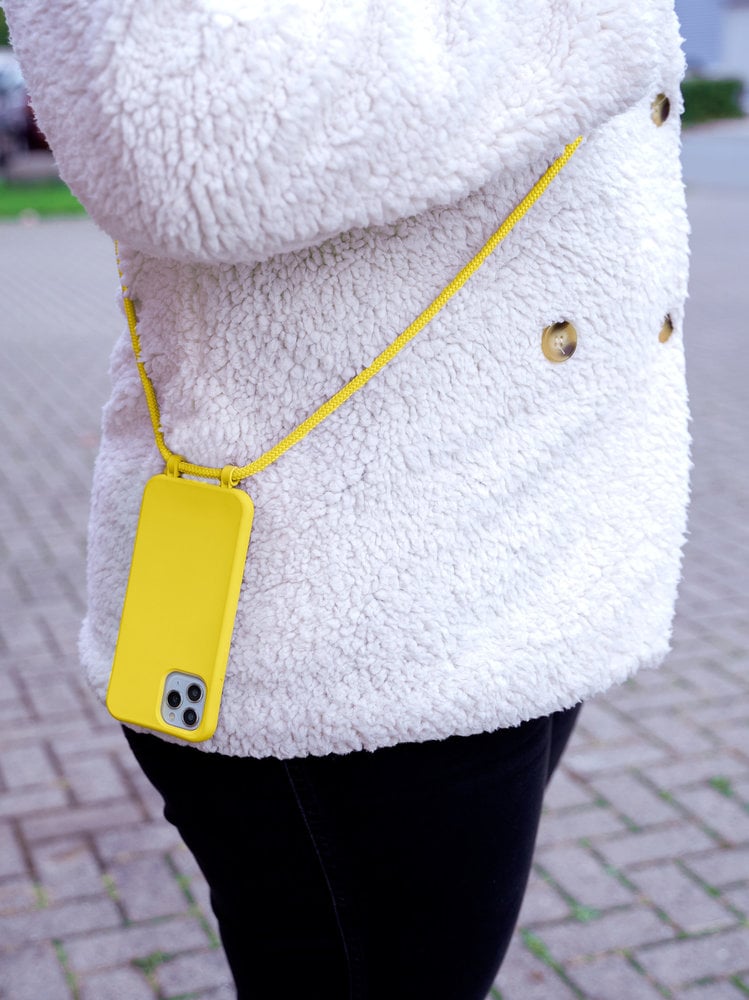 Coverzs Coverzs Coque silicone avec cordon iPhone 11 Pro Max (jaune)