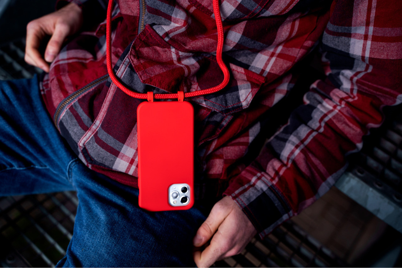 Coverzs Coverzs Coque silicone avec cordon iPhone 13 Pro (rouge) Coverzs Coverzs Coque silicone avec cordon iPhone 13 Pro (rouge)