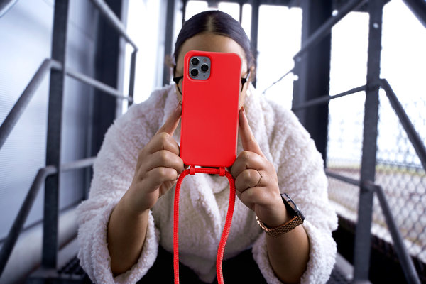 Coverzs Coverzs Coque silicone avec cordon iPhone 13 Pro (rouge) Coverzs Coverzs Coque silicone avec cordon iPhone 13 Pro (rouge)