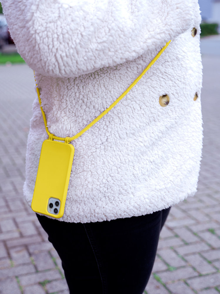 Coverzs Coverzs Coque silicone avec cordon iPhone 13 Pro (jaune)